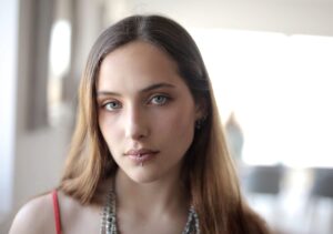 mujer con piercing en la boca