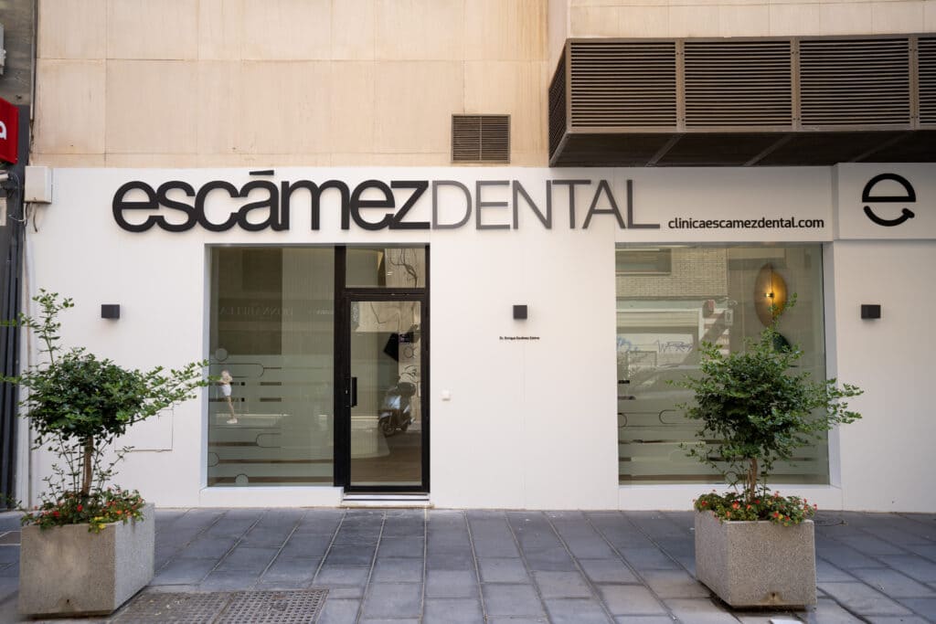 puerta de la clínica escamez en Almería